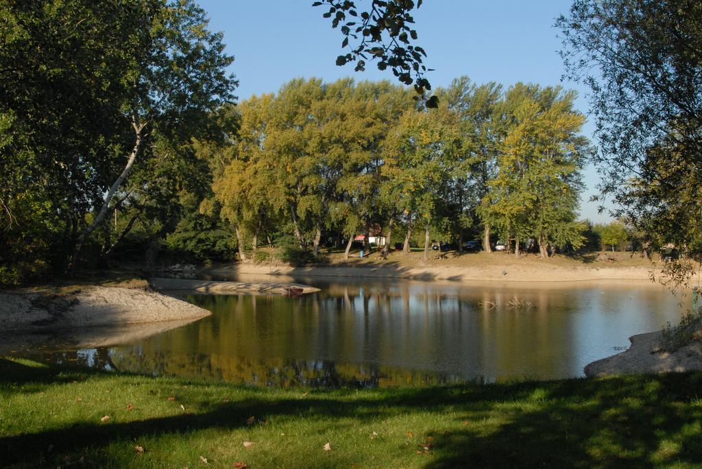 Penzion Platan Dunajská Streda エクステリア 写真