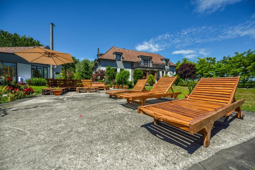 Penzion Platan Dunajská Streda エクステリア 写真