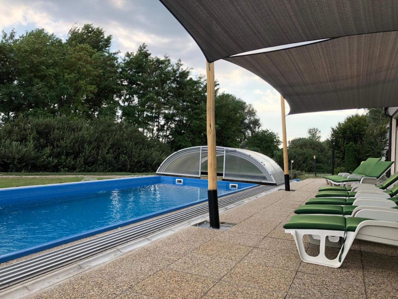 Penzion Platan Dunajská Streda エクステリア 写真